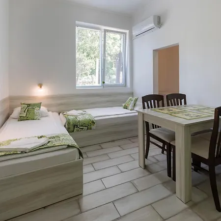 Gramatikovi 3* بوموري