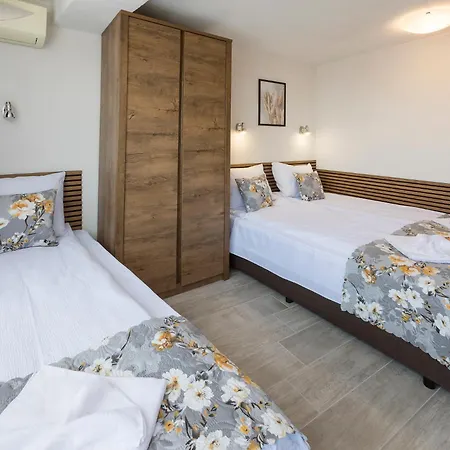 Gramatikovi 3* بوموري