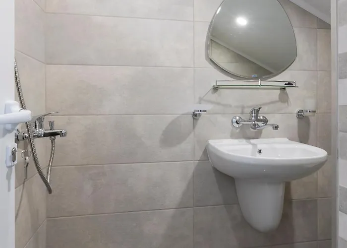 Konukevi Gramatikovi Ahyolu